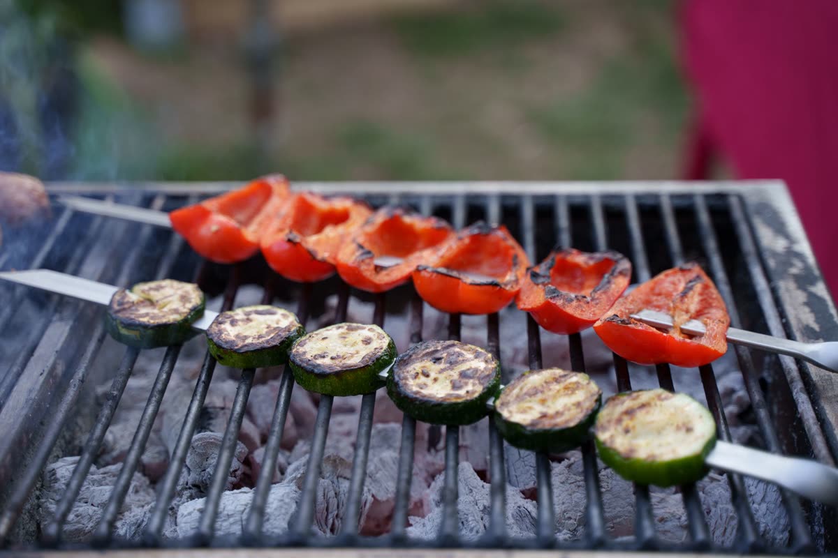 Brochettes de dinde marinée et légumes grillés au barbecue