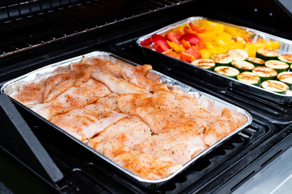 Escalope de poulet au paprika et poêlée de courgettes-poivrons à la plancha — recette légère à 310 kcal