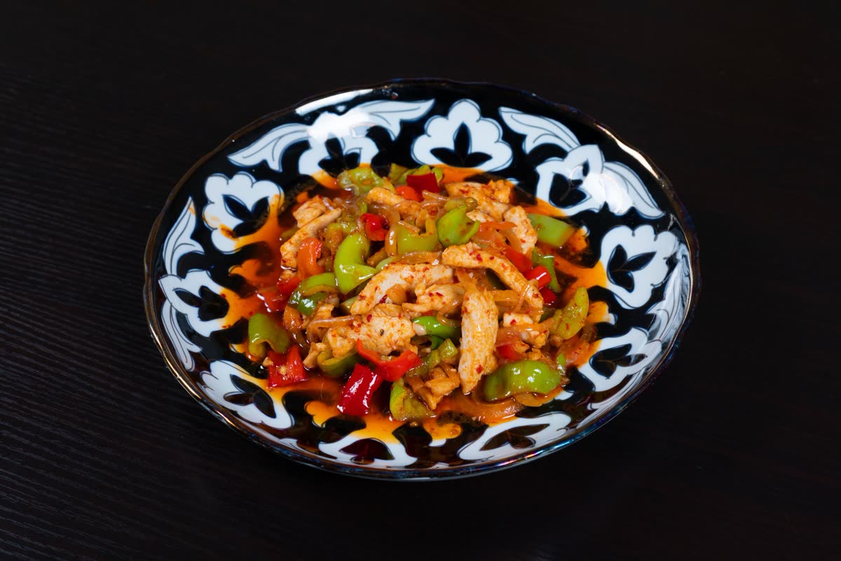 Poêlée de dinde aux poivrons et oignons, sauce relevée
