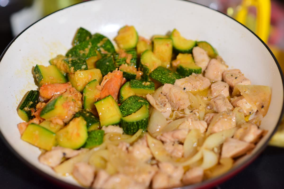 Poêlée de poulet aux courgettes et tomates fondantes