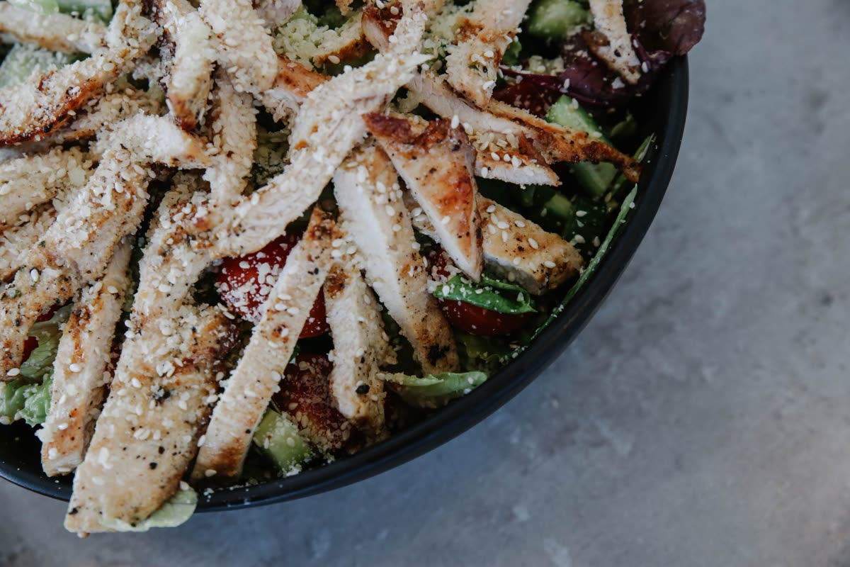 Salade de poulet grillé au sésame et crudités croquantes