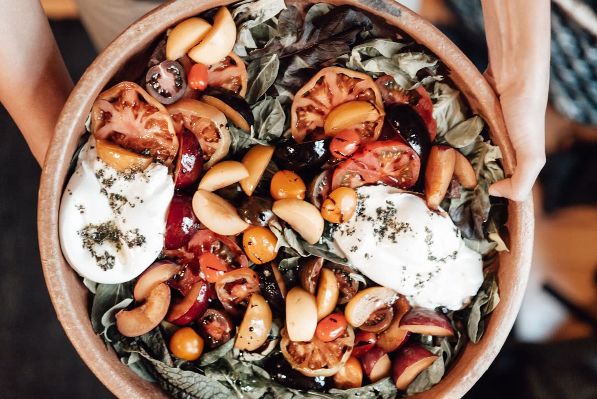 Salade fraîcheur tomates, pêche et mozzarella