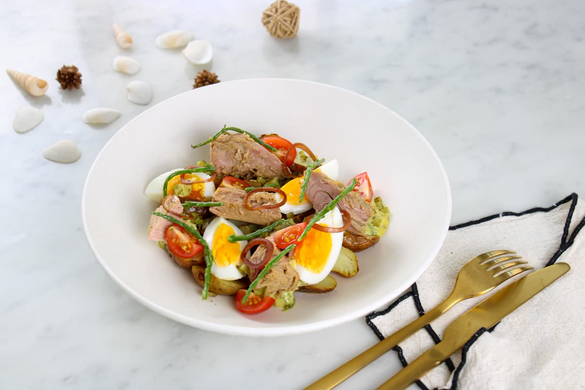 Salade niçoise au thon, pommes de terre et oeuf mollet