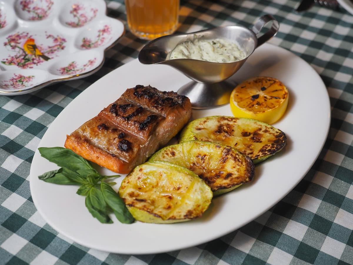 Saumon grillé et courgettes, sauce fraîche au citron