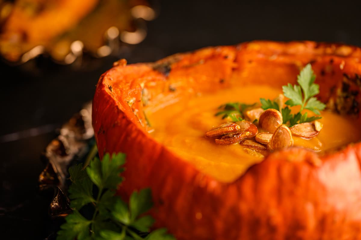 Velouté de potimarron à la muscade, servi dans sa courge